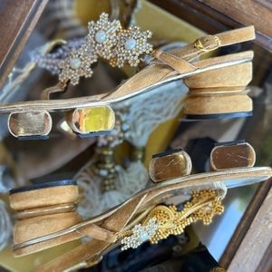 Vintage Saks Fifth Avenue Gold Sandals size 7